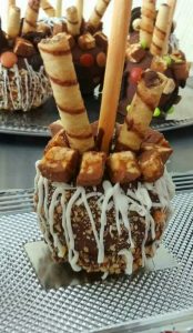Manzana cubierta con Milky Way con cacahuate.