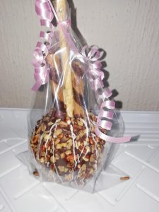 Manzana cubierta chocolate y nuez.