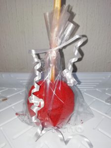 Manzana cubierta de chamoy.
