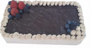 Pastel cuadrado de chocolate.